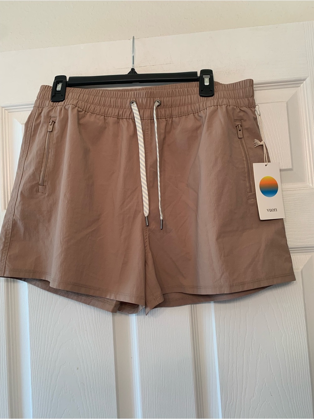 Vuori Birch zip-pocket tan shorts size large NWT gym walk